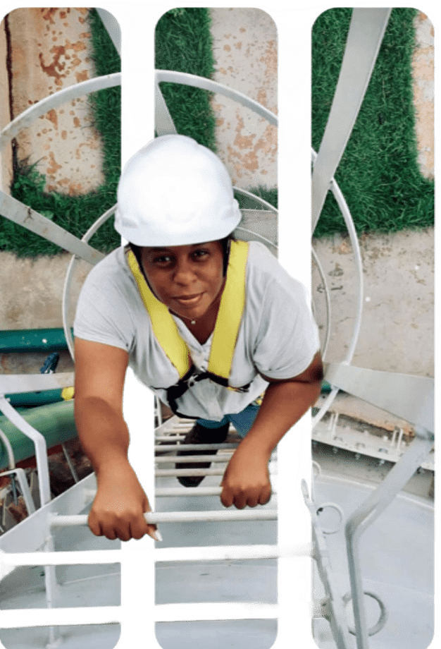 Técnico em manutenção subindo uma escada